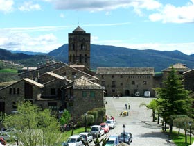 Aínsa, gateway to birding in the Pyrenees